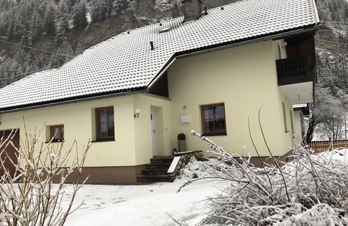 Zederhaus House | Family-Friendly Chalet in Zederhaus with Breakfast & Kitchen