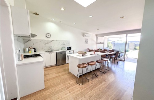 Parkside House | Family-Friendly Villa in Unley: Top-Rated Near Cafes & Parks