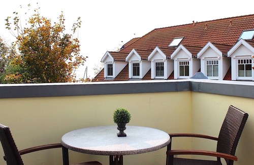 Alt Gaarz Villa | Cozy Family Apartment with Lagoon View Near Baltic Sea
