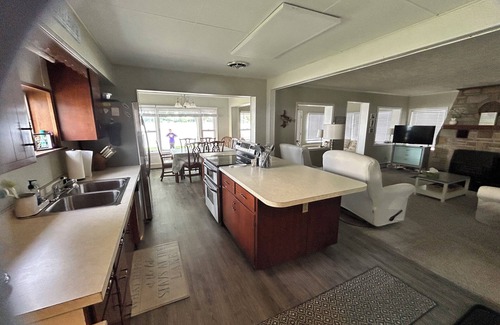Fremont Cottage | Family-friendly Lakefront Cottage with Pool & Spa Amenities