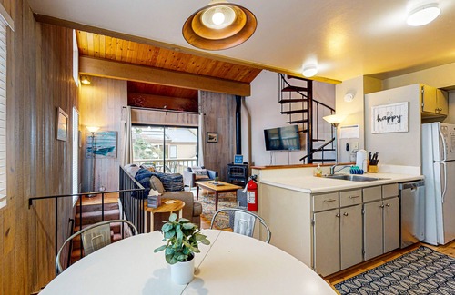 Kings Beach Condo | Charming Condo Near Lake with Pool & Tennis Courts