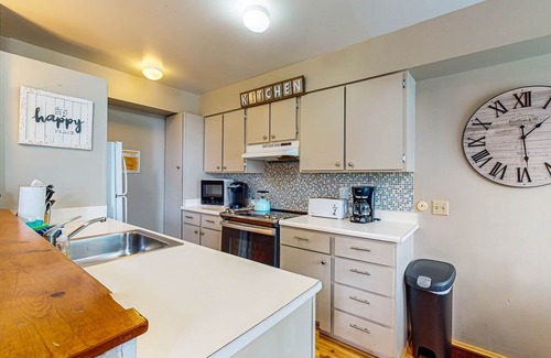 Kings Beach Condo | Charming Condo Near Lake with Pool & Tennis Courts