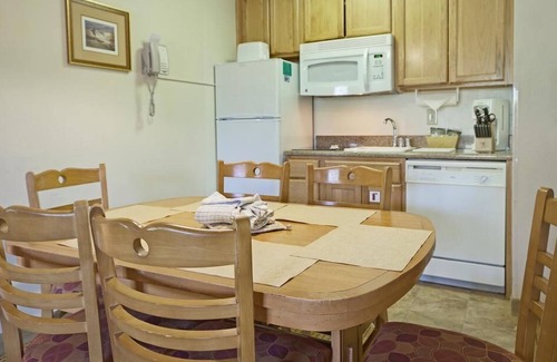 June Lake Resort | Family-Friendly Condo w/ Nearby Hiking, Skiing, Lake Activities & Scenic Views