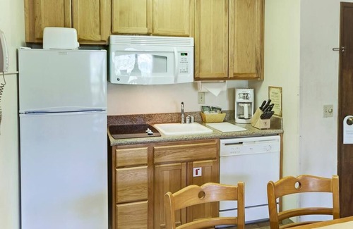 June Lake Resort | Family-Friendly Condo w/ Nearby Hiking, Skiing, Lake Activities & Scenic Views