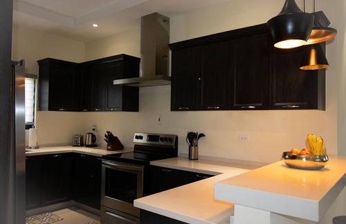 Ocho Rios House | Family-Friendly Contemporary Home with Rooftop Terrace