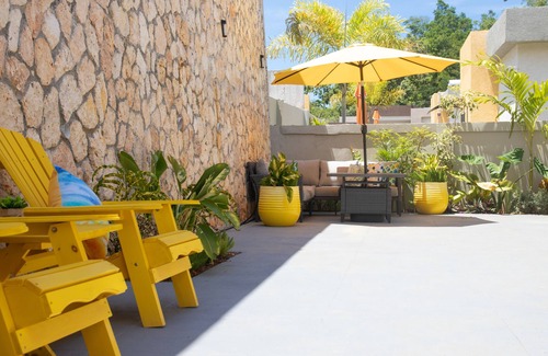 Ocho Rios House | Family-Friendly Contemporary Home with Rooftop Terrace
