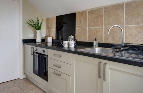 Ampney Crucis House | Family-Friendly Cotswold Retreat with Pool & Local Attractions