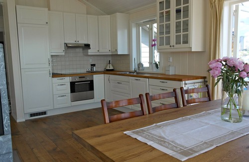 Strandvik House | Family-Friendly Cottage with Ocean Views and Pool Access