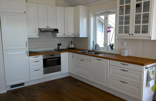 Strandvik House | Family-Friendly Cottage with Ocean Views and Pool Access