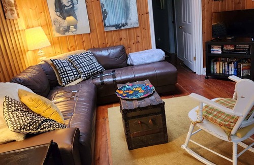 Georgina Apartment | Pet-Friendly Family Cottage on Lake Simcoe with Beach Access