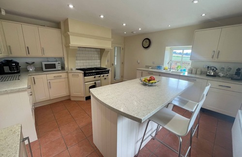 Ingoldisthorpe House | Stylish Coastal Retreat for 8 with Ocean Views Near Sandringham