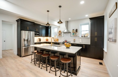 Mainland House | Family-Friendly Retreat Near Downtown Hatfield - Kids Welcome!