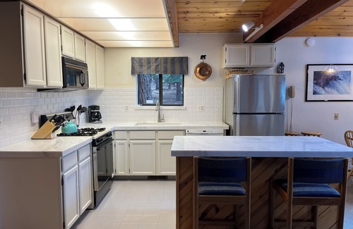 Truckee House | Family Retreat Surrounded by Pines Near National Forest