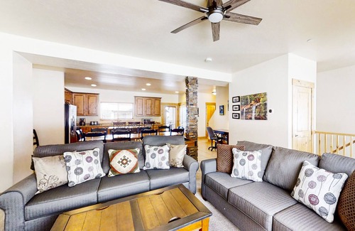 Bear Hollow Village House | Family-Friendly Retreat with Hot Tub, Pool & WiFi Access