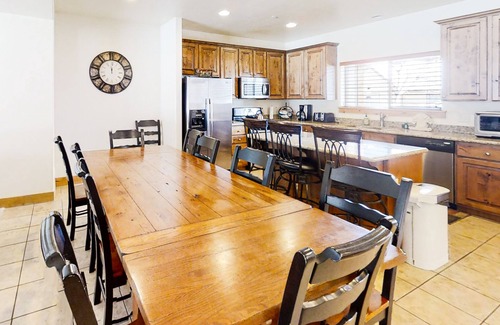 Bear Hollow Village House | Family-Friendly Retreat with Hot Tub, Pool & WiFi Access