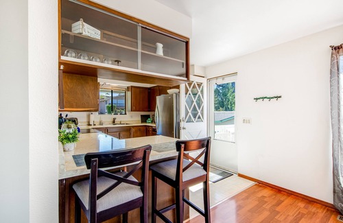 Freeland House | Family Haven with Ocean View, High-Speed WiFi & Pool