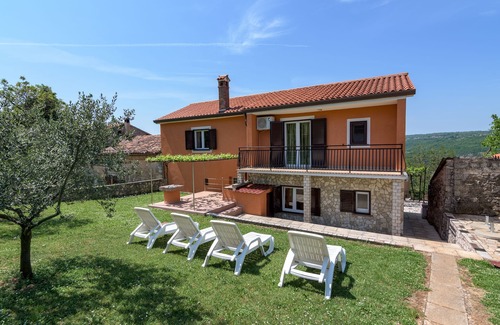 Martinski House | Family-Friendly House with Parking in Central Istria