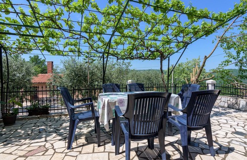 Martinski House | Family-Friendly House with Parking in Central Istria