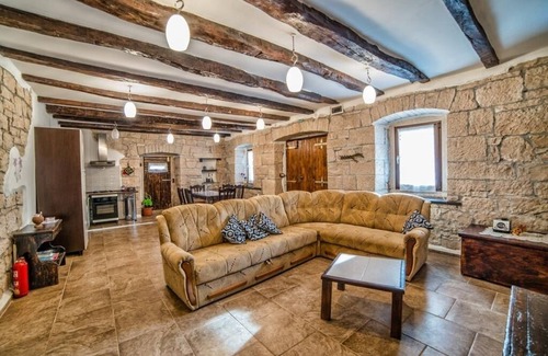 Kircija House | Family-Friendly Retreat with Private Pool in Frankovići