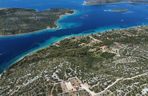Tkon House | Ideal Family Retreat with Pool and Ocean Views in Cove Triluke