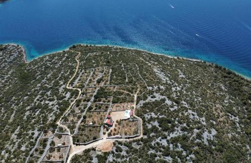 Tkon House | Ideal Family Retreat with Pool and Ocean Views in Cove Triluke