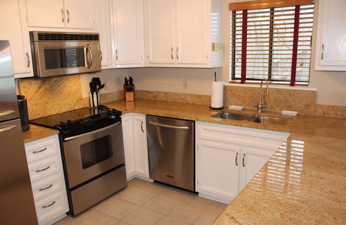 Union Hall Condo | Family-Friendly Lakefront Condo with Pool & Spa at Smith Mtn