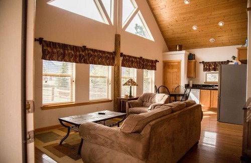 Estes Park Cabin | Family-Friendly Lodge with Kitchen, Hot Tub & Pet Welcome