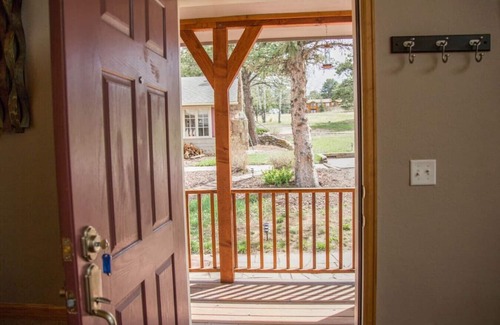 Estes Park Cabin | Family-Friendly Lodge with Kitchen, Hot Tub & Pet Welcome