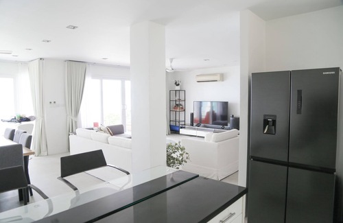 Wichit Condo | Family-Friendly Beachfront Penthouse with Pool & Seaview