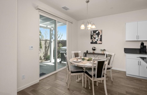 Clovis House | Modern 3 Bedroom Retreat in a Family-Friendly Community