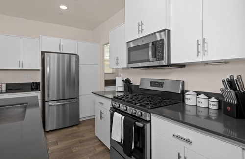 Clovis House | Modern 3 Bedroom Retreat in a Family-Friendly Community