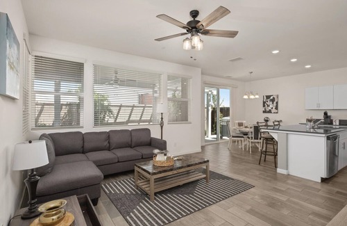 Clovis House | Modern 3 Bedroom Retreat in a Family-Friendly Community