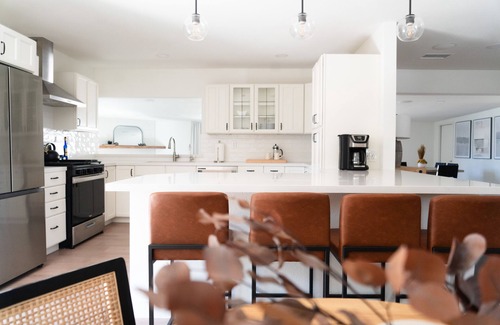 Oak View House | Family-Friendly Modern Home Steps from Downtown & Trails