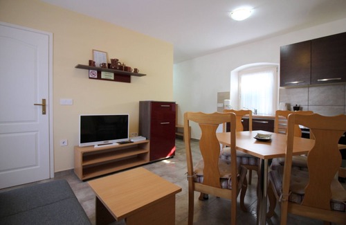 Kastelir House | Family-Friendly Oasis with Garden and Pool, Rated 10/10