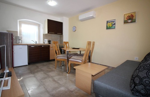 Kastelir House | Family-Friendly Oasis with Garden and Pool, Rated 10/10