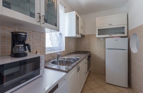 Brulo House | Ideal Family Retreat: Beachside Stay with Barbecue & Oceanview