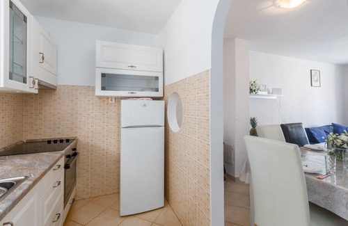 Brulo House | Ideal Family Retreat: Beachside Stay with Barbecue & Oceanview