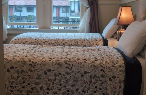 Cow Hollow Hotel | Family-Friendly Room with Seperate Queen Bedroom and Two Twin Bedroom w/parking