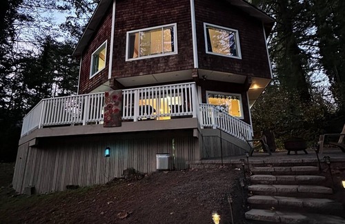 Yacolt Ski Chalet | Family-Friendly Riverfront Retreat with Hot Tub near PDX