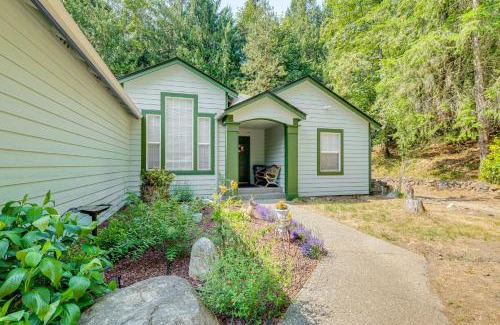 Silverdale House | Kid-Friendly Silverdale Home with Private Outdoor Deck