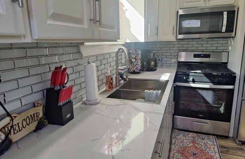 Burleson House | Peaceful Family Retreat with Kitchen & Breakfast Included