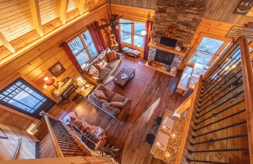 Hendersonville Cabin | Inviting Log Cabin with Hot Tub & Mountain Views