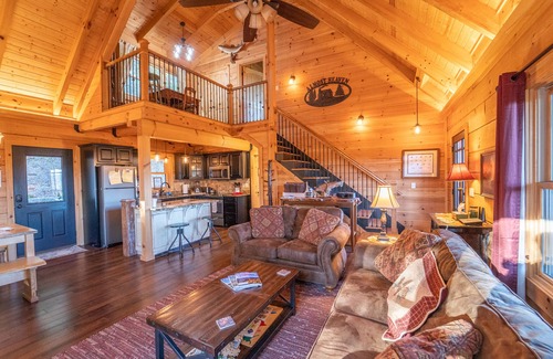 Hendersonville Cabin | Inviting Log Cabin with Hot Tub & Mountain Views