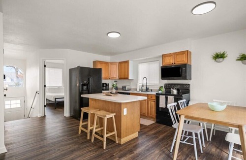 Spokane House | Family Friendly Retreat with Breakfast & Kitchen Access