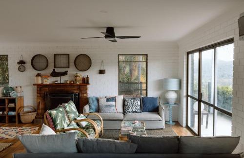 Kidaman Creek House | Family Fun On The Farm! Close to Kenilworth Stylish Feed Friendly Cows Breathtaking 360 Views