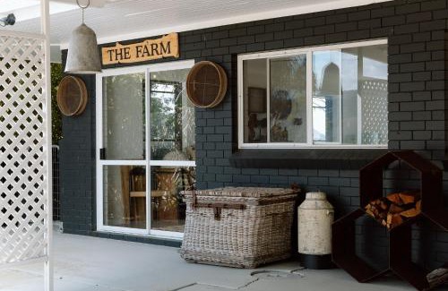 Kidaman Creek House | Family Fun On The Farm! Close to Kenilworth Stylish Feed Friendly Cows Breathtaking 360 Views