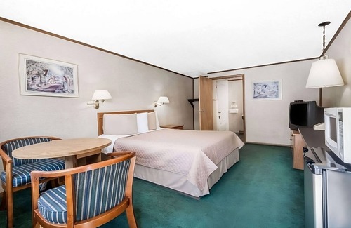 Summitt Hotel | Family Fun Retreat: Pool, Picnic Area & Dining Nearby