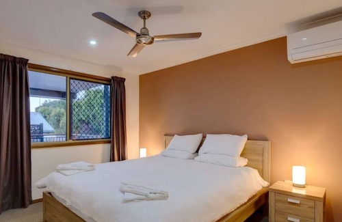 Pialba Apartment | Family get away, free wine, wifi and pet friendly.