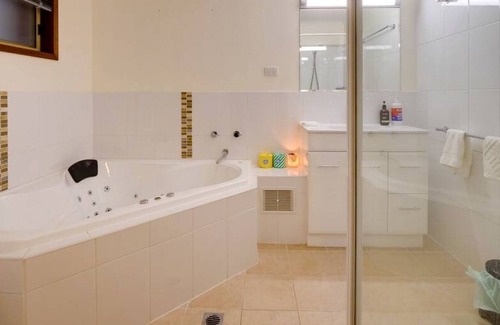 Pialba Apartment | Family get away, free wine, wifi and pet friendly.