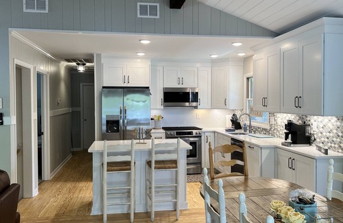 Henrico Cottage | Idyllic Family Escape at Lake View Cove with Pool & Breakfast